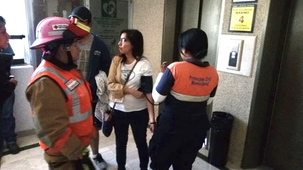 VIDEO Bebé y papás se quedan atrapados en elevador del Hospital Betania