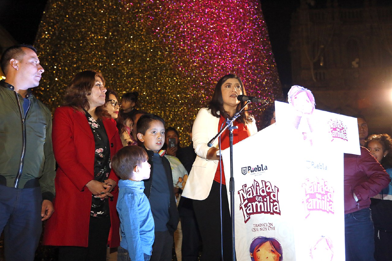 Encienden árbol y adornos navideños por 4 mdp en Puebla