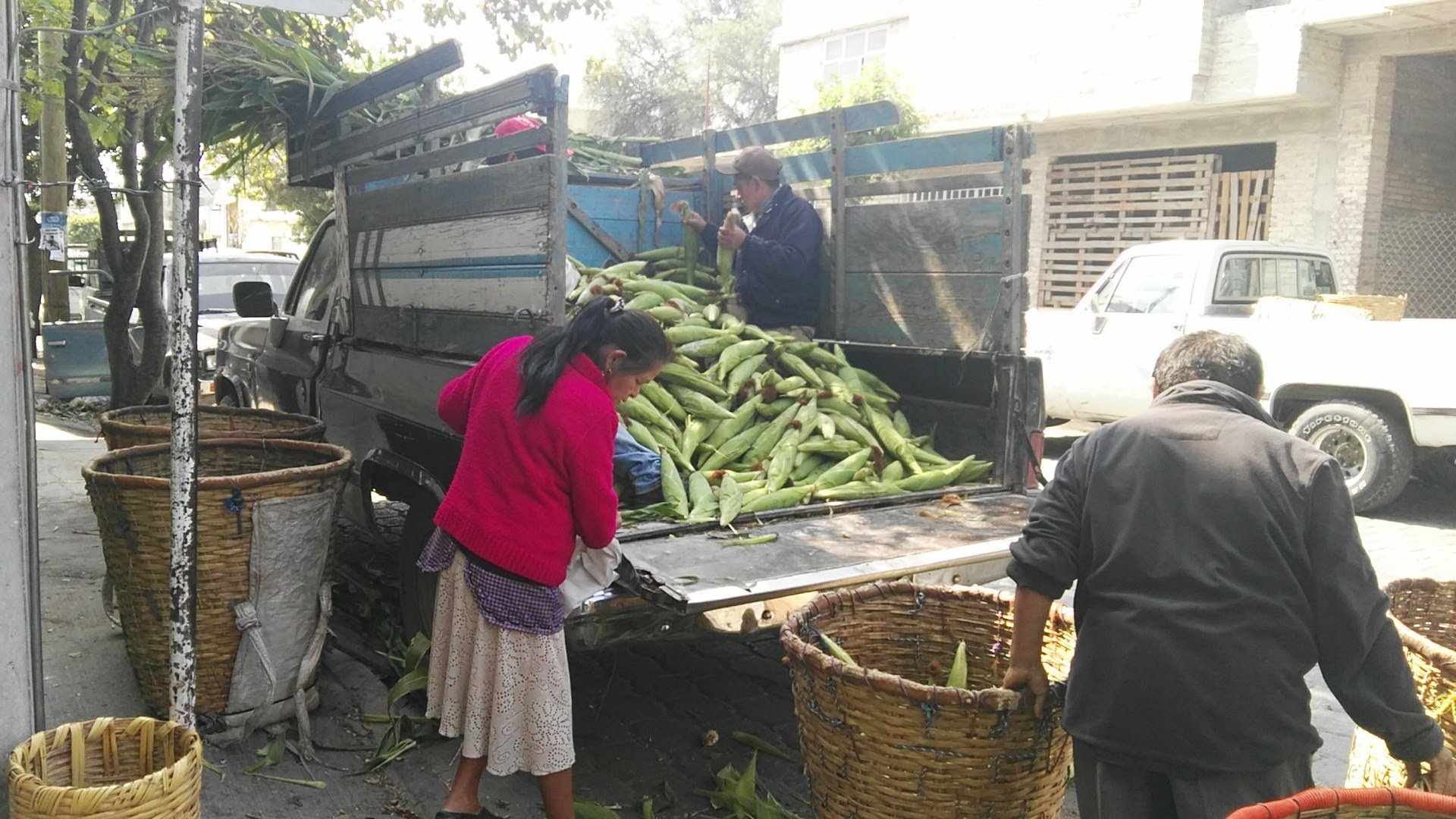 Eloteros del mercado La Purísima en Tehuacán impiden descarga de productos