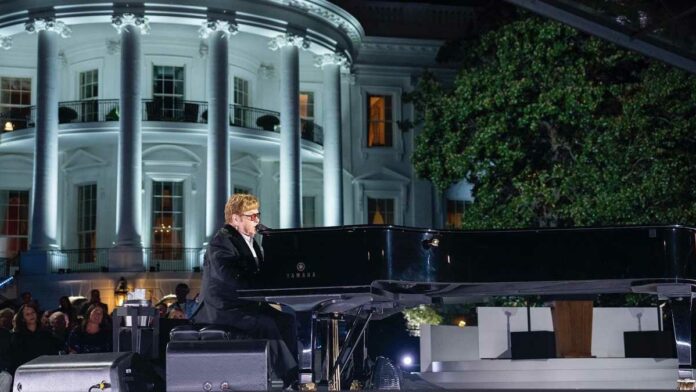 Por gira de despedida, Elton John canta en la Casa Blanca 