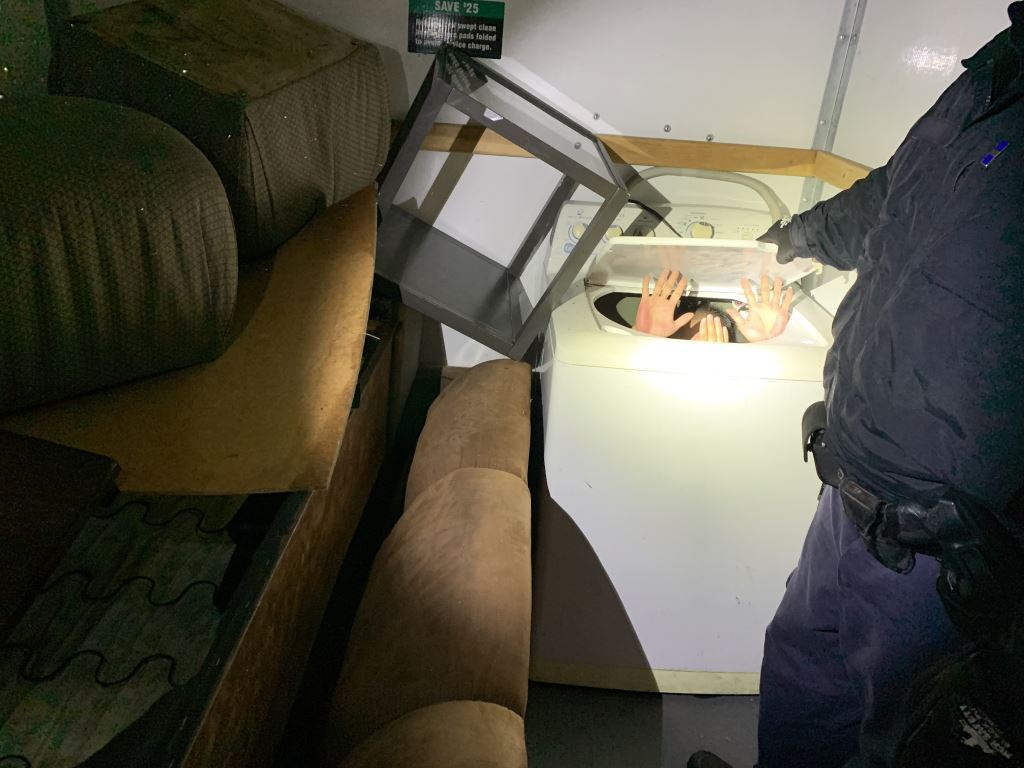 Detienen a migrantes que iban ocultos entre muebles