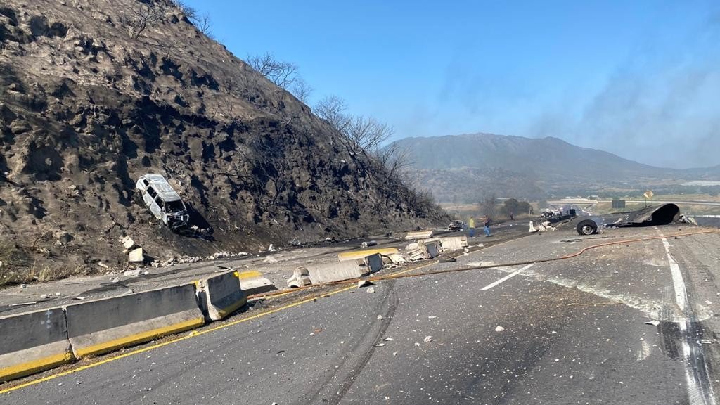 Pipa explota en la carretera Tepic-Guadalajara; reportan varios muertos