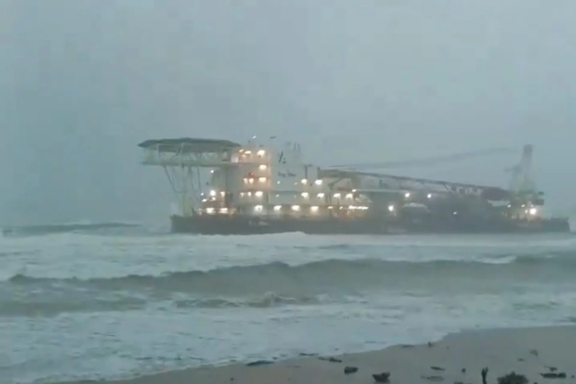 VIDEO Embarcación Tog Mor encalla en costas de Coatzacoalcos, Veracruz