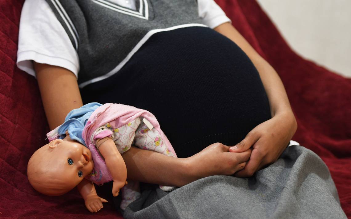 Cada día 20 niñas menores de 15 años se convierten en madres en México