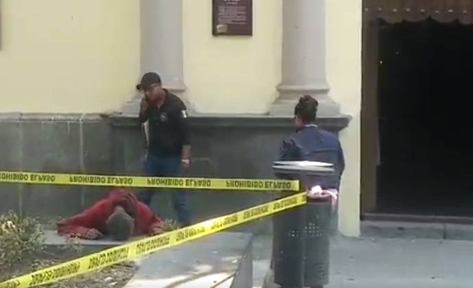 Indigente murió arrodillado frente a iglesia en Centro de Puebla