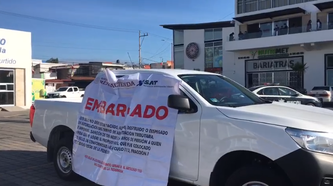 VIDEO SAT embarga plaza y casa del ex edil José Juan Espinosa