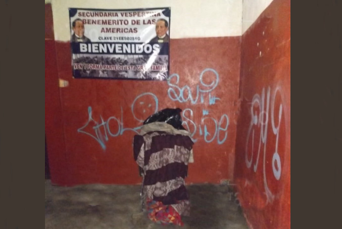 Hallan cadáver embolsado en carrito de súper frente a escuela