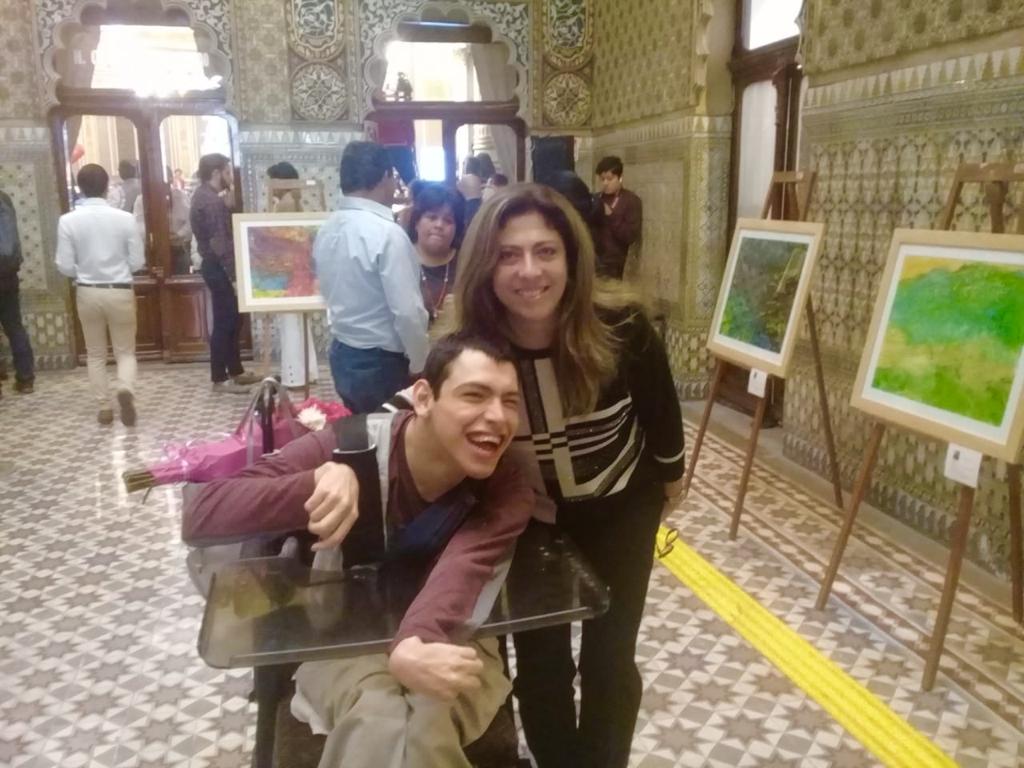 Parálisis cerebral no impide a Emiliano mostrar al mundo su talento