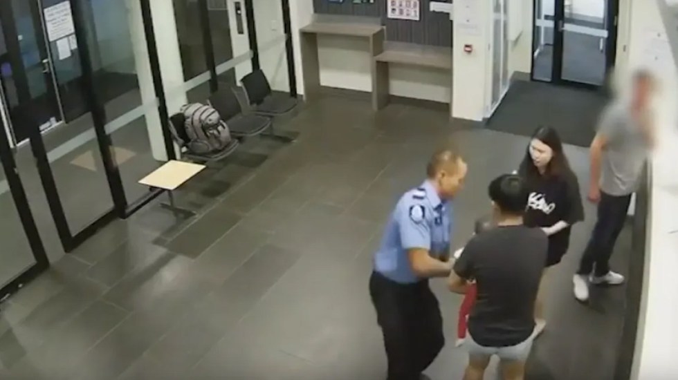 VIDEO Salva a bebé de morir asfixiado en plena Nochebuena