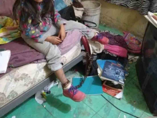 Niña vivía encadenada en su casa: DIF la rescata