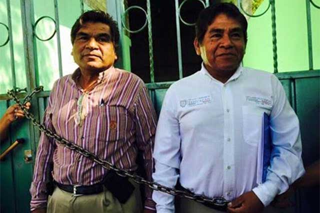 Encadenan a funcionarios de Tehuacán por conflicto en colonia