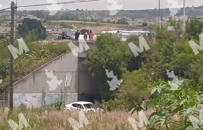 VIDEO Hallan encobijado en puente del Periférico Ecológico en Puebla