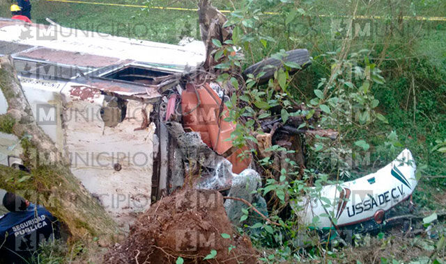 Autobús cae a barranco y deja 4 muertos y 20 heridos en Huauchinango