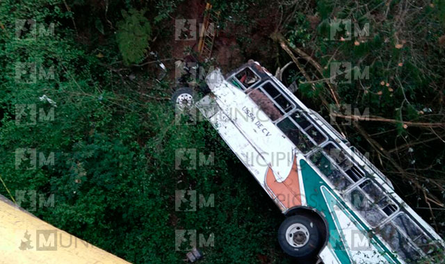 Autobús cae a barranco y deja 4 muertos y 20 heridos en Huauchinango