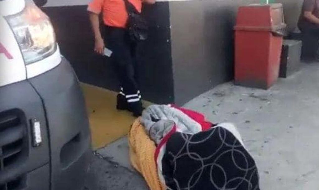 VIDEO Avientan a hombre encobijado y enfermo con Covid frente a hospital