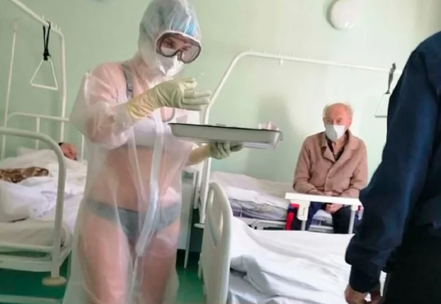 Enfermera atiende a sus pacientes de COVID19 en ropa interior