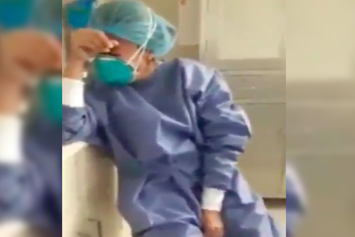 Enfermera que se enteró que tenía COVID19 rompe en llanto desconsoladamente
