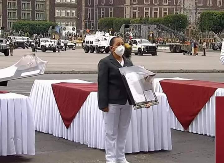 Enfermera de Zacapoaxtla recibió la medalla Miguel Hidalgo por cuidar enfermos Covid