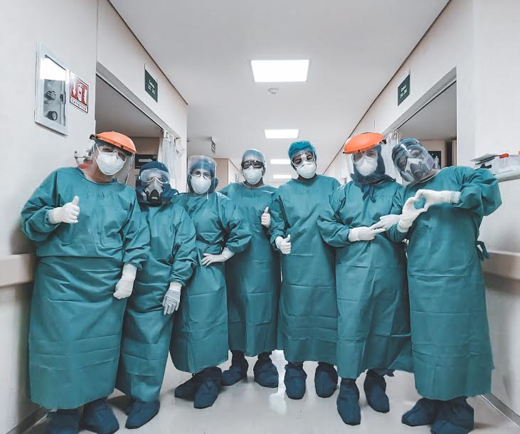 Los enfermeros durante la pandemia son un puente de comunicación