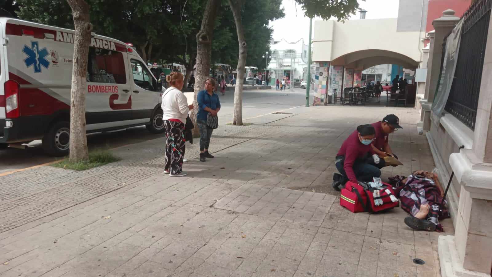 Abandonan a abuelito enfermo en inmediaciones del Palacio Municipal de Tehuacán