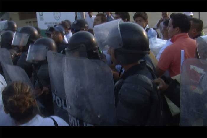 Policías se enfrentan a ambulantes durante desalojo en Teziutlán