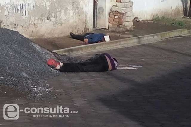 Sicarios ejecutan a 3 en Esperanza, balean a policías y huyen