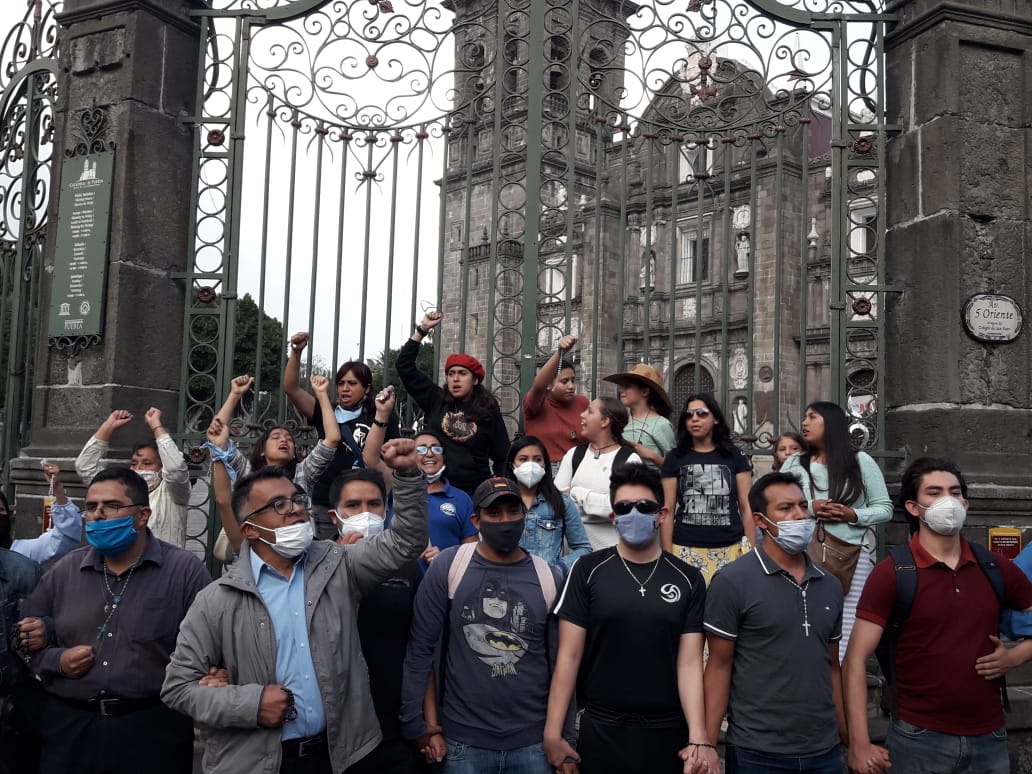 VIDEO En marcha, feministas y católicos se confrontan frente a catedral de Puebla
