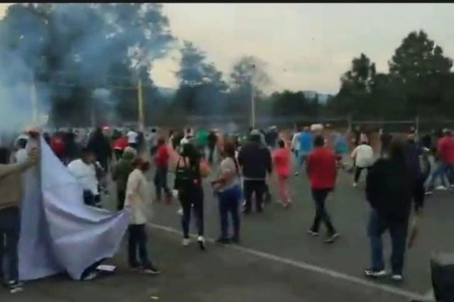 Bloqueo en Uruapan termina en enfrentamiento con policías