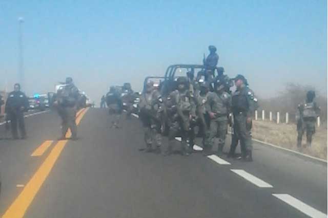 Huachicoleros y federales se enfrentan a balazos junto a escuela en Cañada Morelos