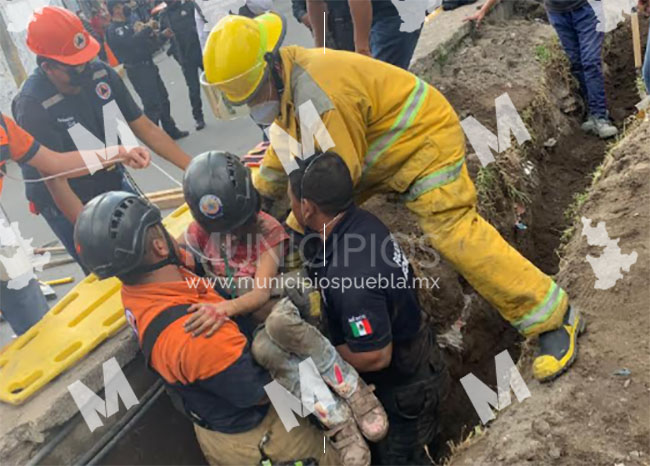 VIDEO Abuelito y niña quedan atrapados por alud de tierra en Puebla capital
