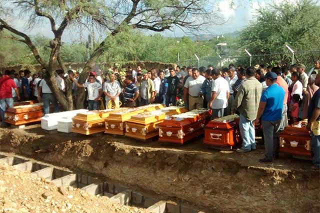 Entierran en Coxcatlán a 11 de las 12 personas asesinadas en El Mirador