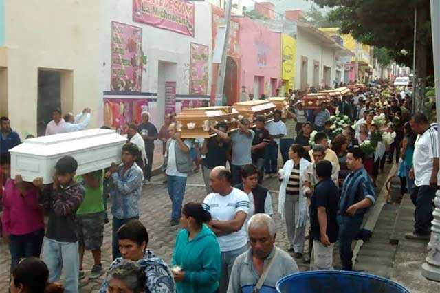 Entierran en Coxcatlán a 11 de las 12 personas asesinadas en El Mirador