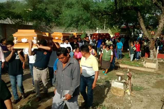 Entierran en Coxcatlán a 11 de las 12 personas asesinadas en El Mirador