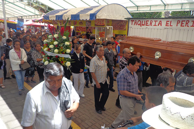 Exigen justicia en funeral de subdirector del hospital de Teziutlán