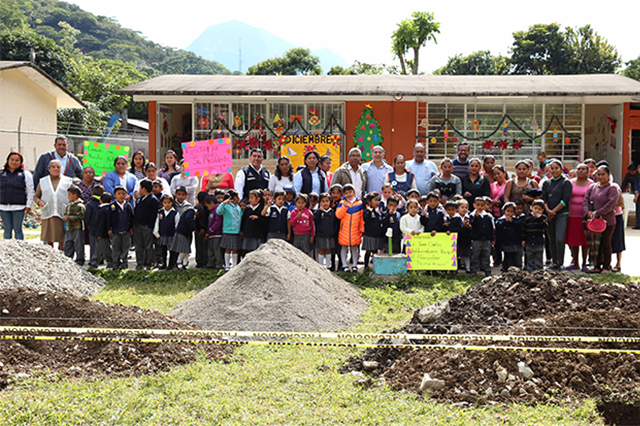 Entregan obras de techado en escuela de Xicotepec