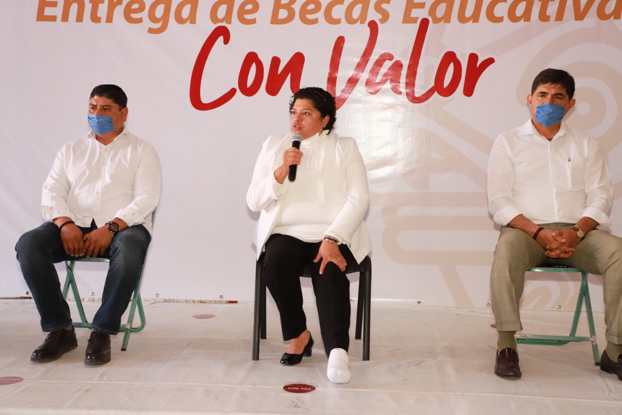 Entregan apoyos a estudiantes de escuelas en San Andrés Cholula
