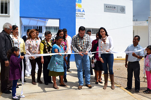 Inaugura Lobato obras de electrificación y en Casa de Salud