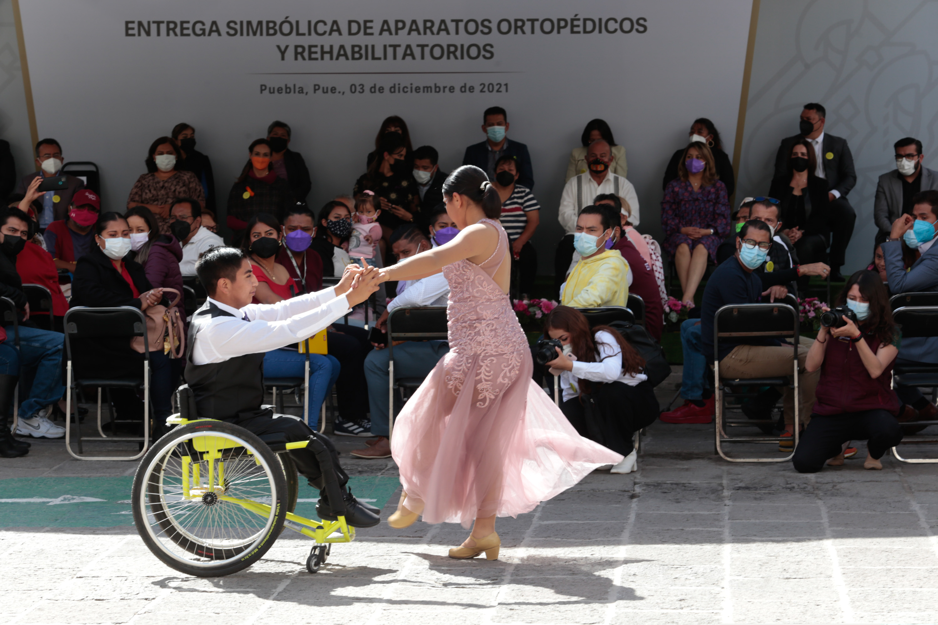 SEDIF da auditivos y sillas de ruedas a personas con discapacidad