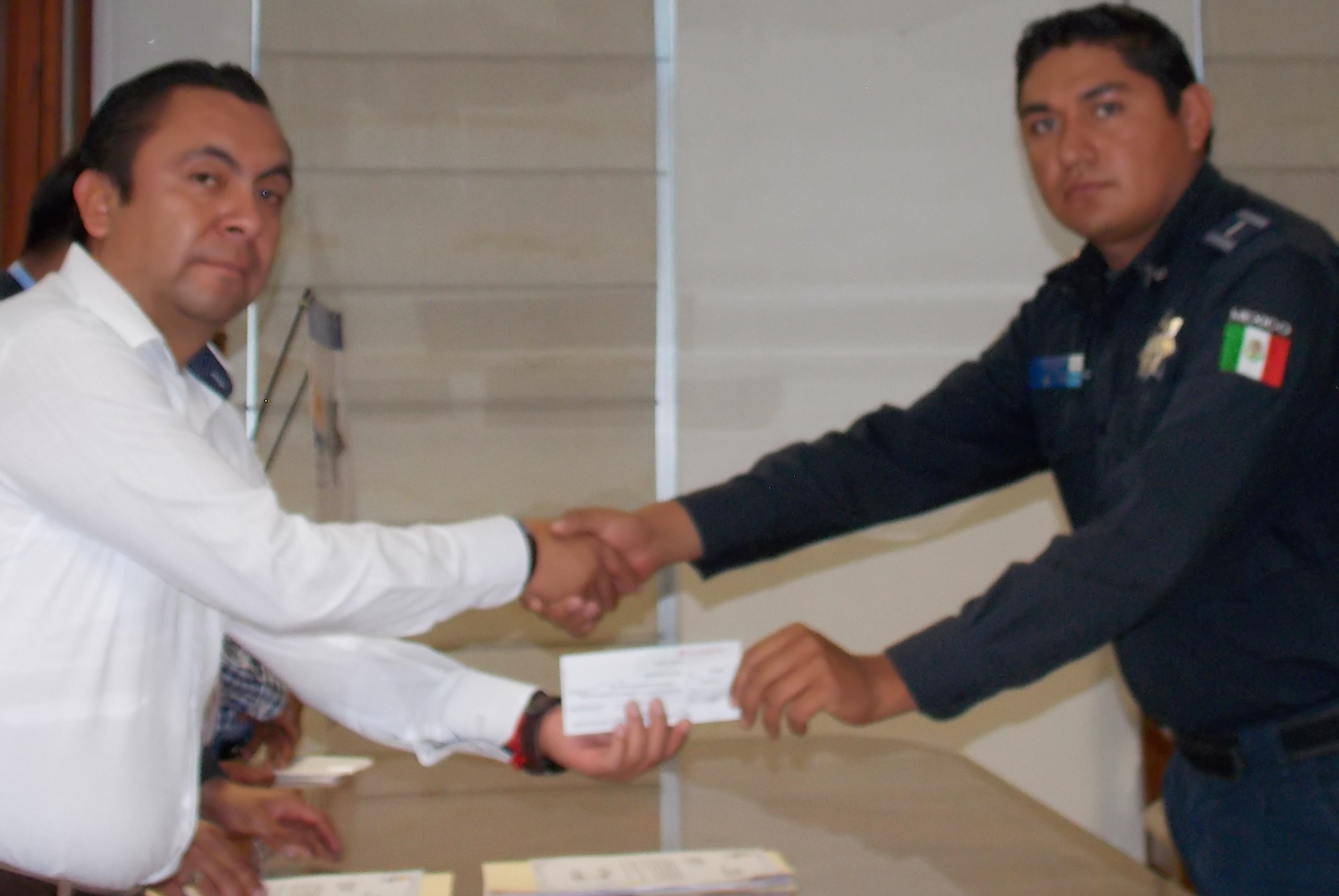 Entregan apoyos para la vivienda a policías de Cuautlancingo