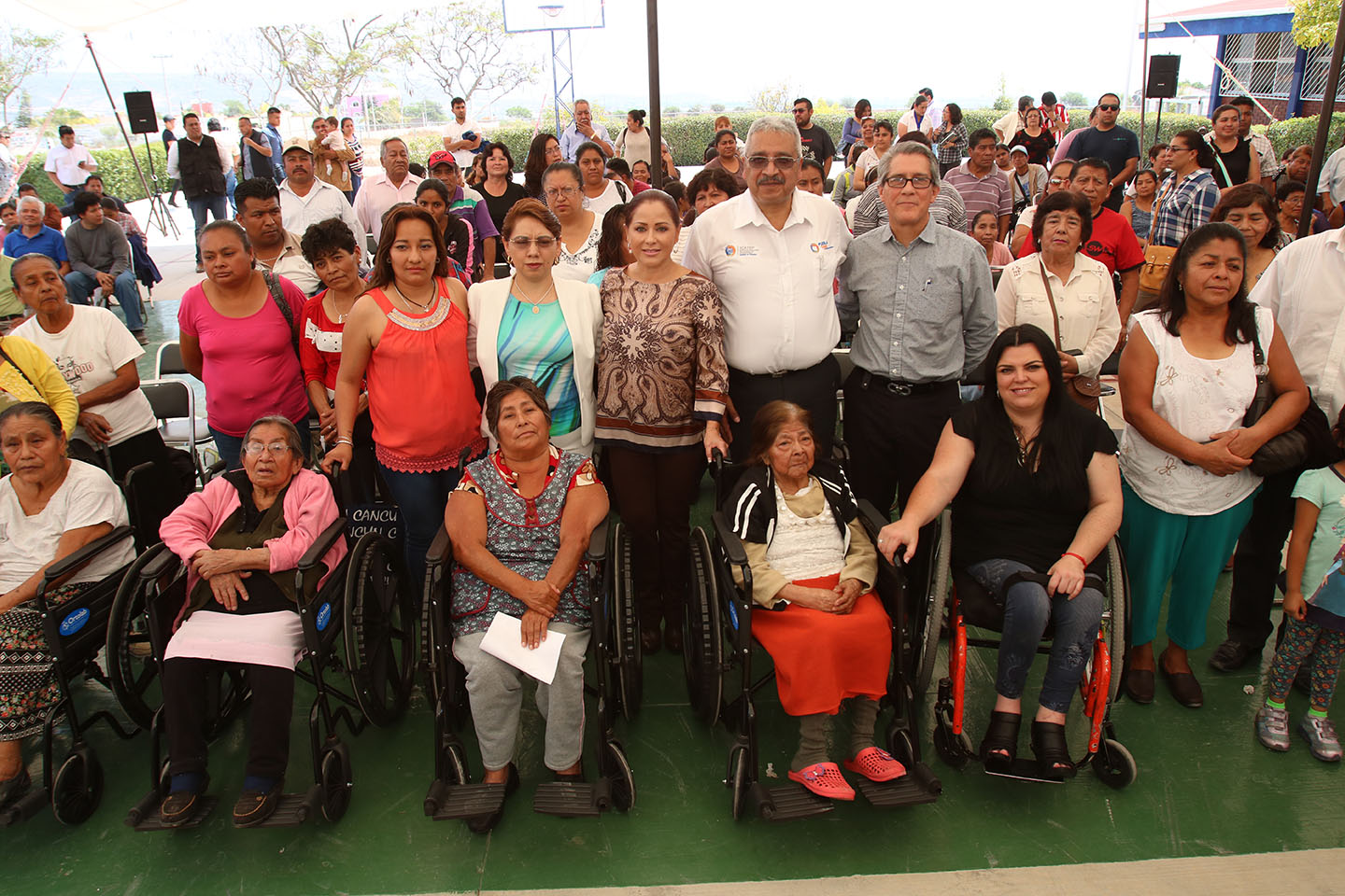 Entrega DIF Estatal lentes y sillas de ruedas en Tehuacán