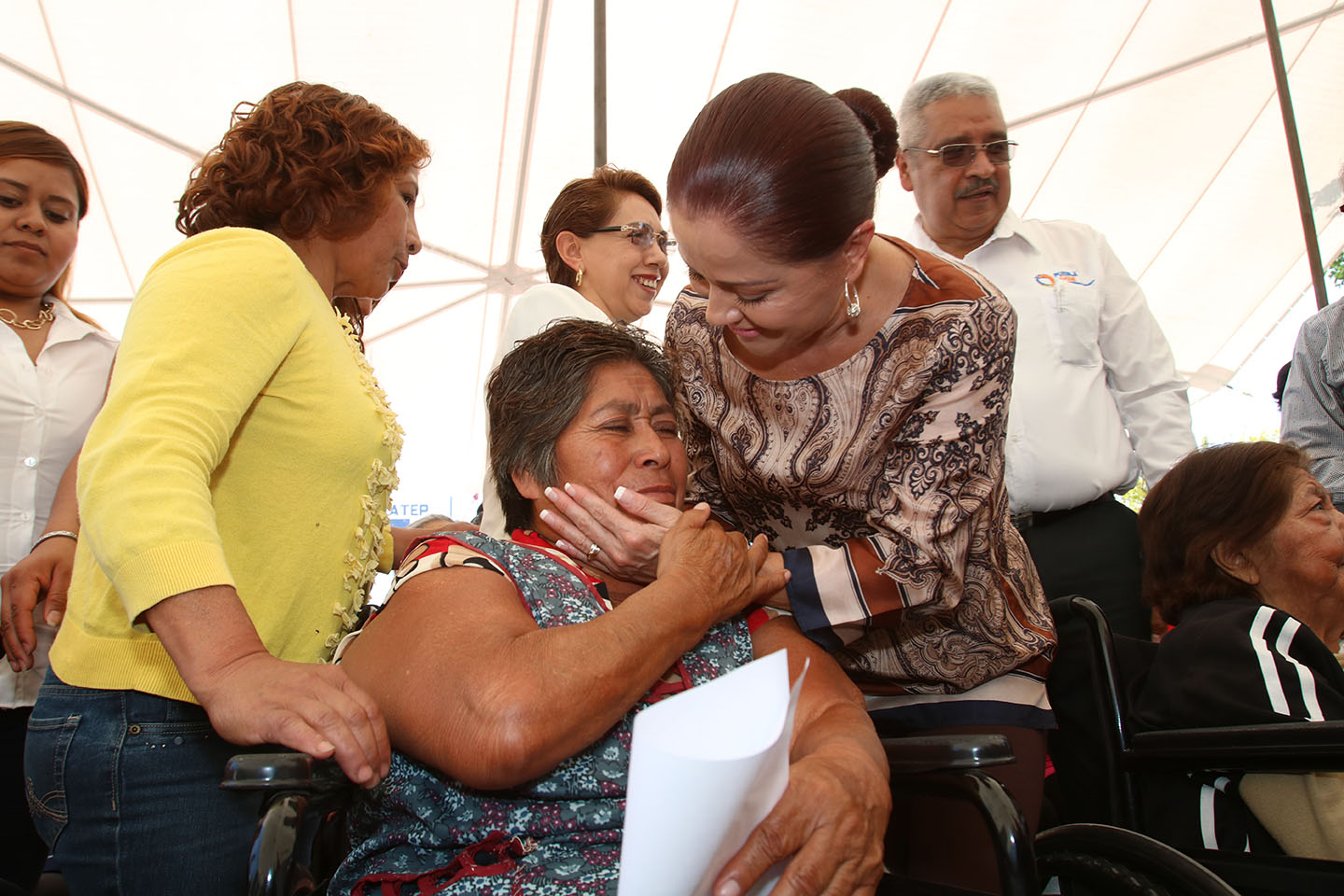 Entrega DIF Estatal lentes y sillas de ruedas en Tehuacán