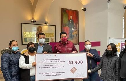Entregan apoyos de productividad y capacitación para el empleo en la Sierra Negra