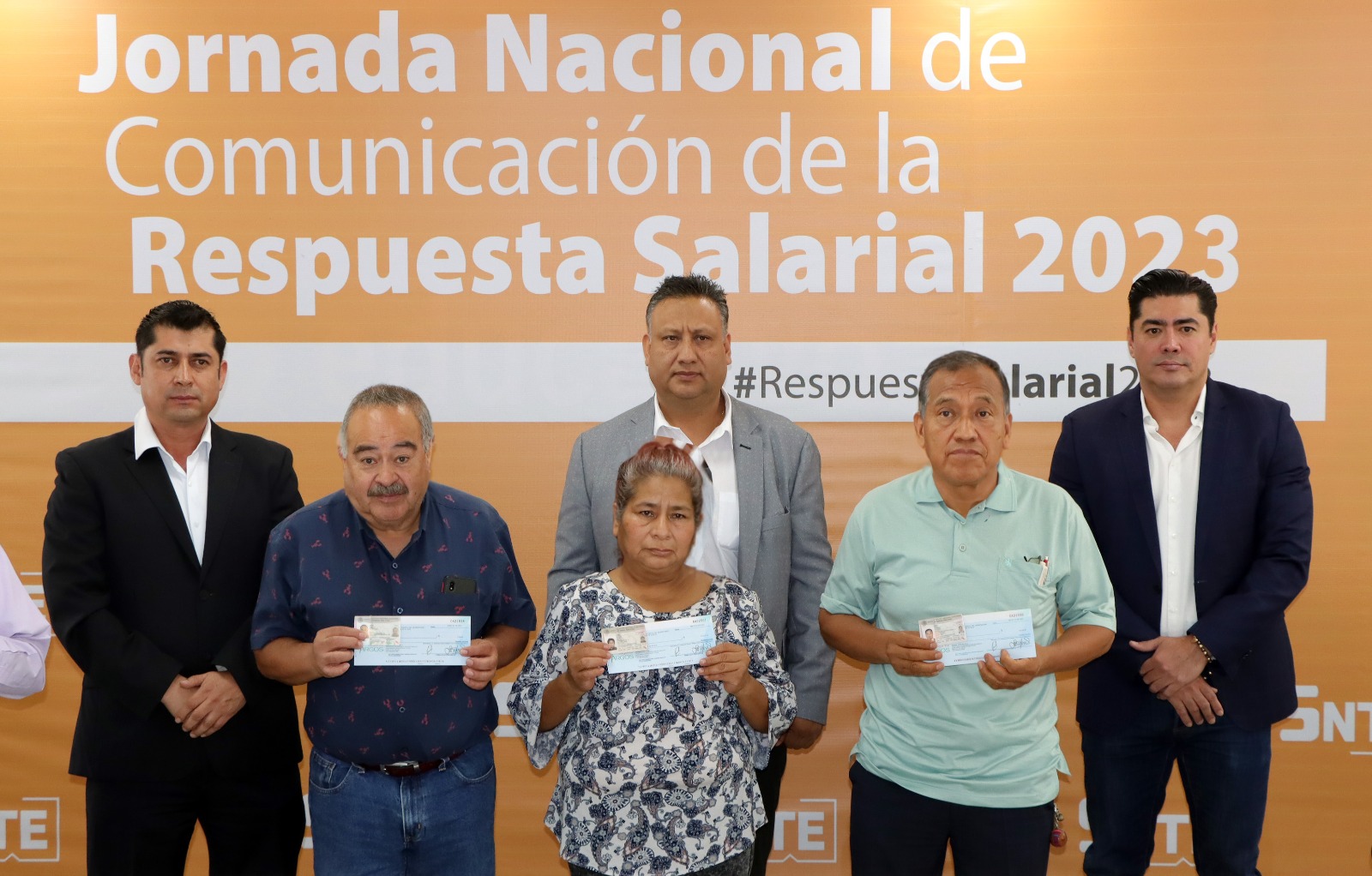 El SNTE 51 entregó 102 cheques a beneficiarios del seguro de vida adicional