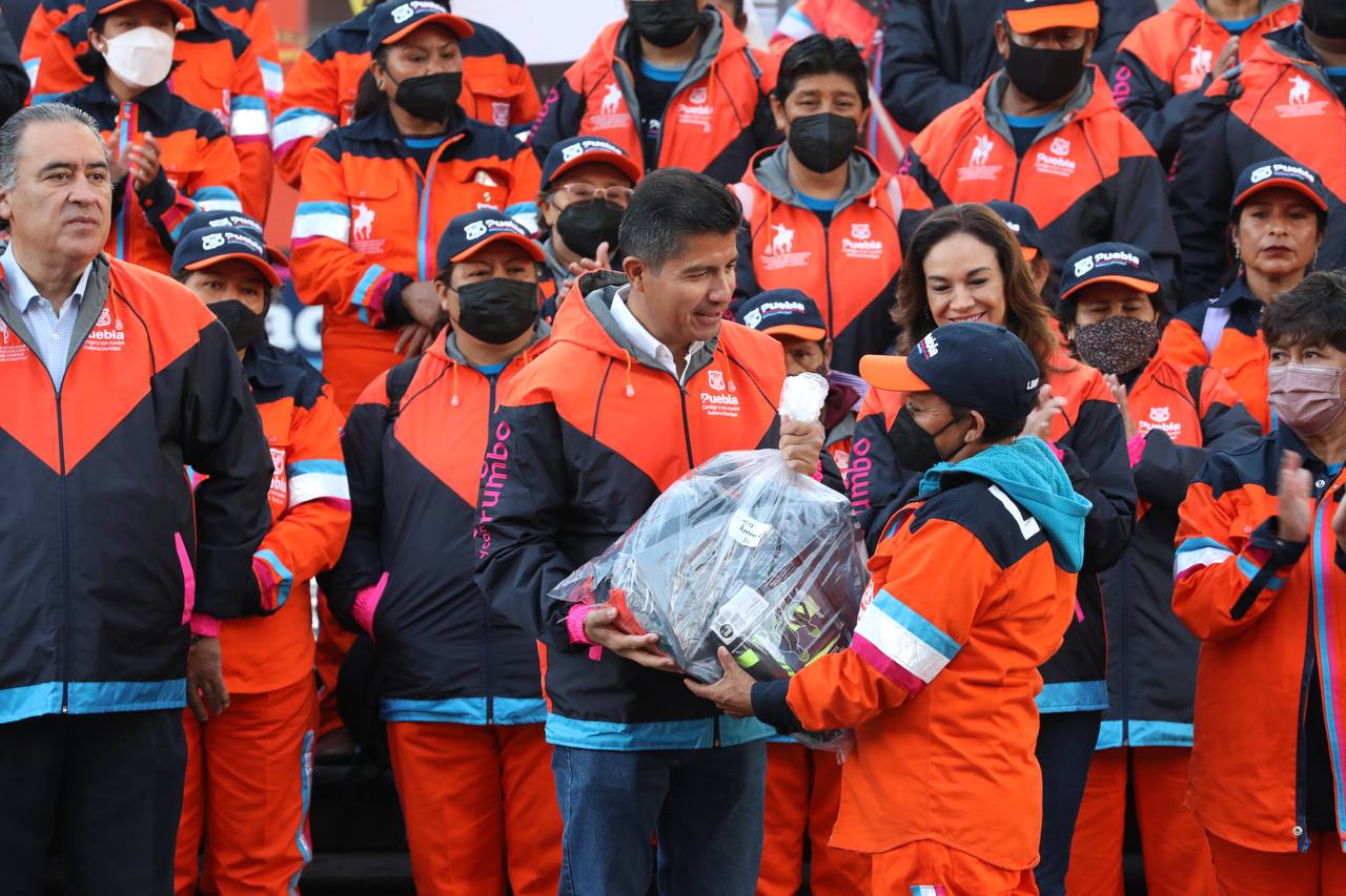 Rivera entrega uniformes a trabajadores de Limpia