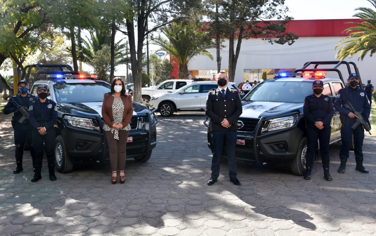 Entrega Layón patrullas para vigilancia en juntas auxiliares