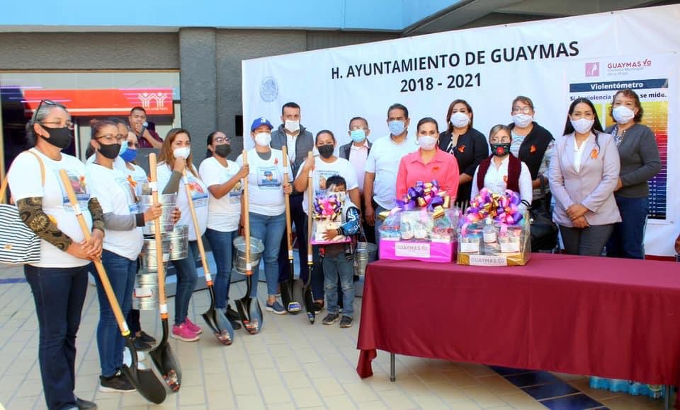 Alcaldesa entrega palas y cubetas para que busquen a sus desaparecidos