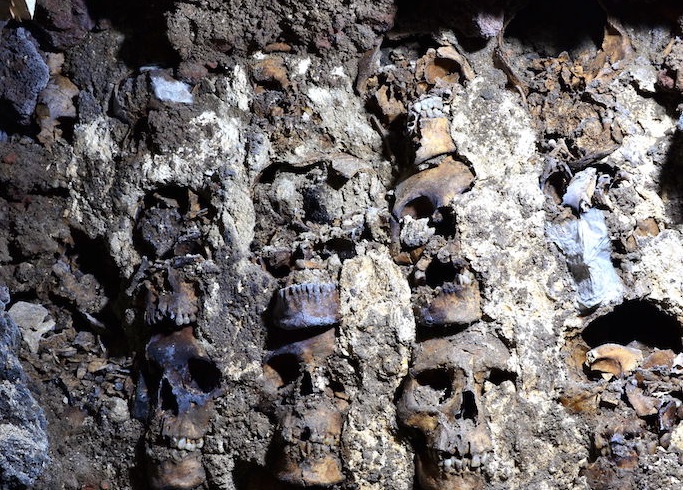 Encuentran 119 cráneos en el altar dedicado a Huitzilopochtli