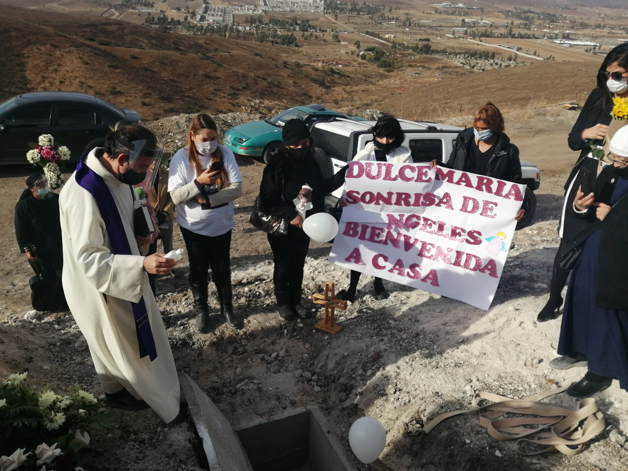 Niña hallada muerta en hielera, recibe sepultura digna