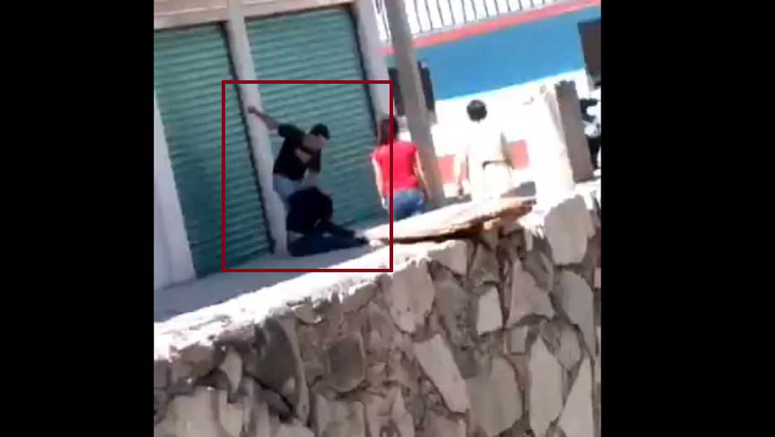 VIDEO Golpea y jalonea a mujer en calles de Texmelucan