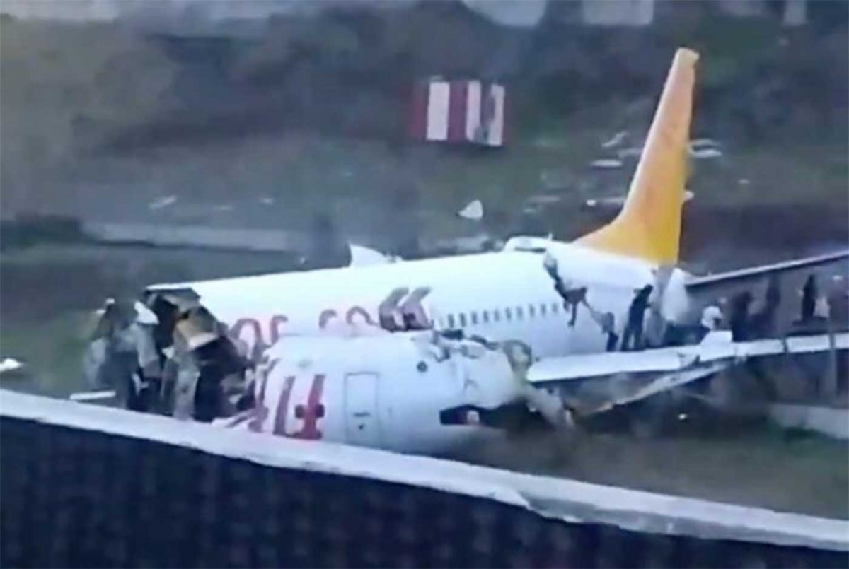 VIDEO Sale avión de la pista de aterrizaje y se rompe